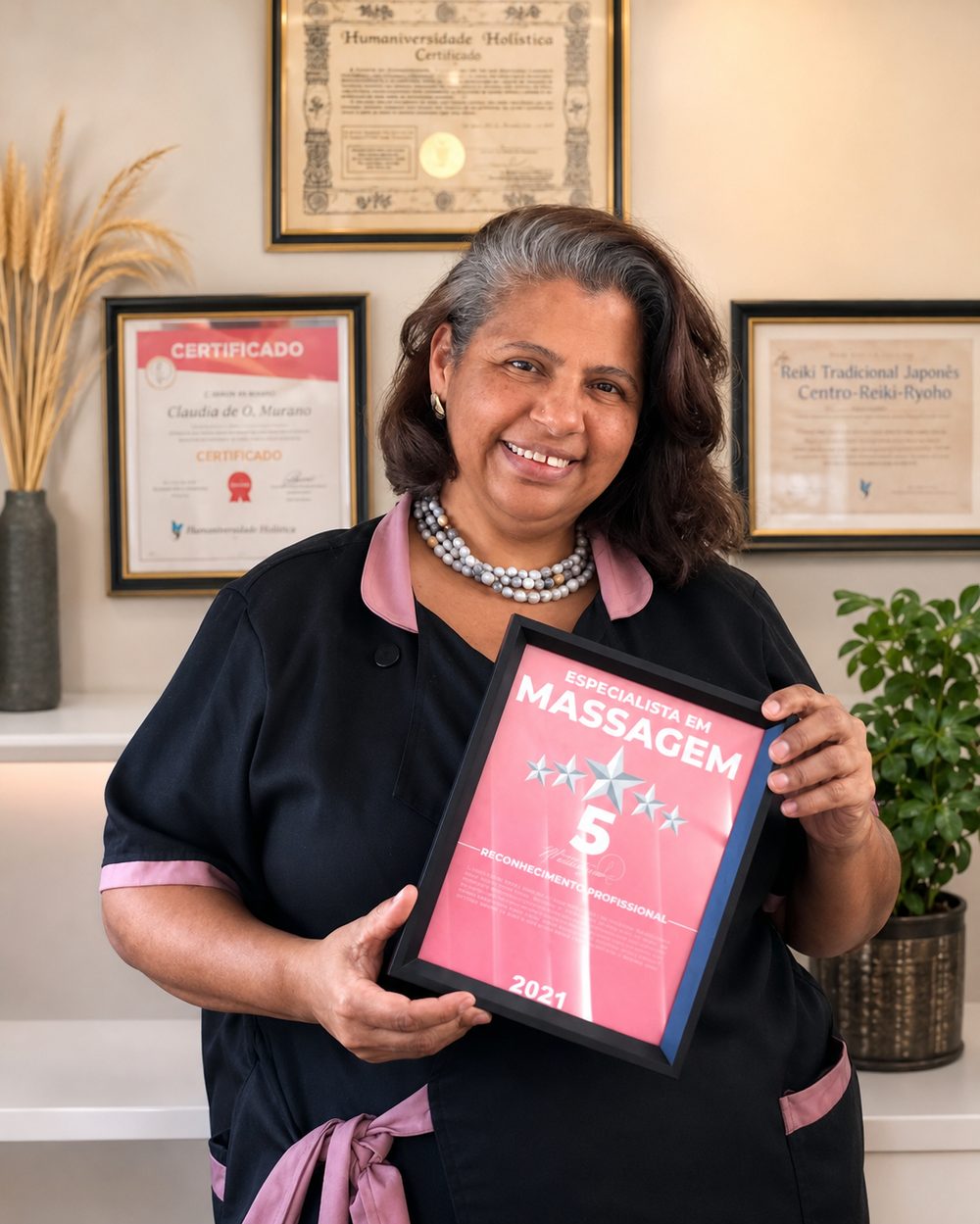 Claudya Murano com os certificados de formação